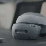 Gaming-Earbuds-vs-Headsets-2025